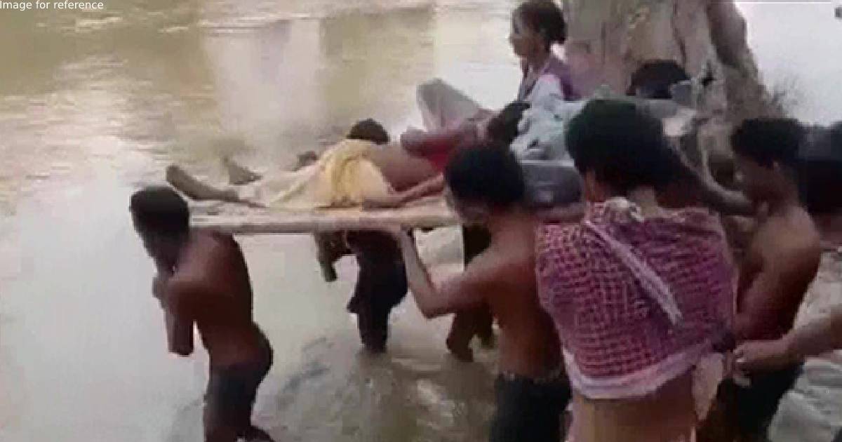 Villagers carry woman to hospital on cot after snake bites her in Chhattisgarh's Mungeli